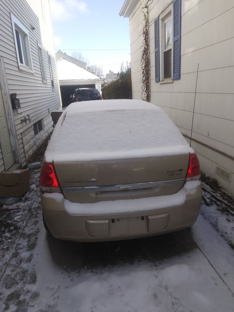 NEEDS RADIATOR AND JUMP WILL NOT START 2004 CHEVY MAILBU 140 000 MILES 500 OR BO