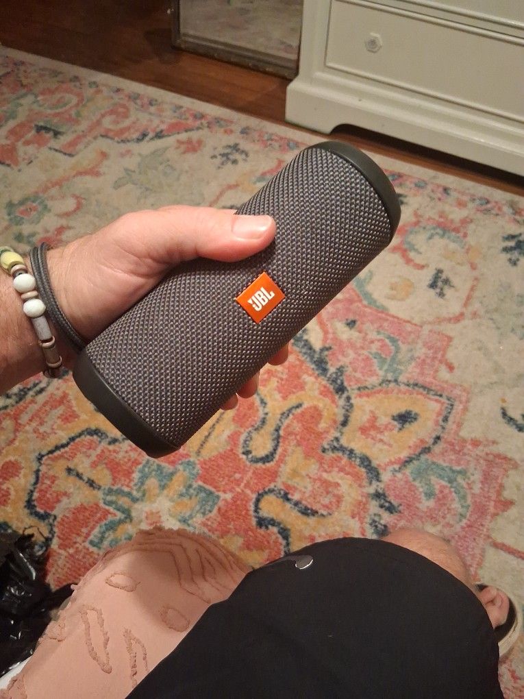 JBL FLip Essential Bluetooth Speaker