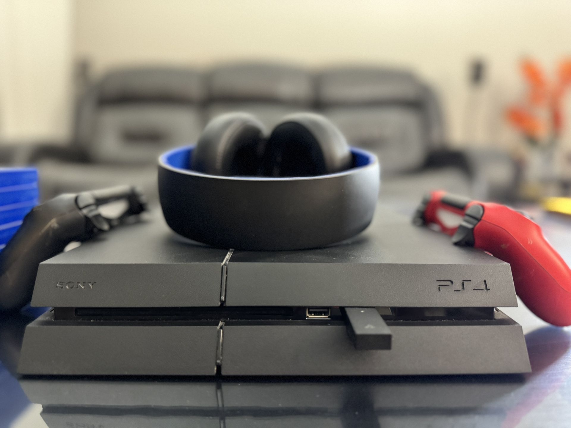 Playstation 4 console with 2 controllers, 7 games and 1 headset