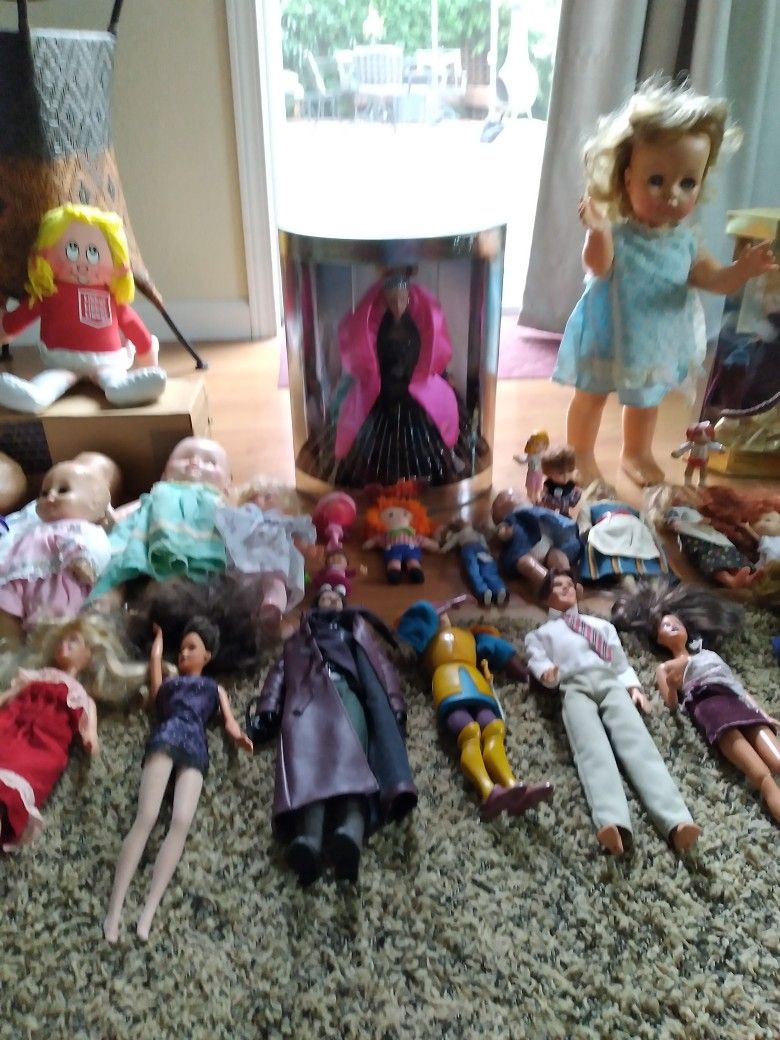 OVER. 40 Collectible Dolls
