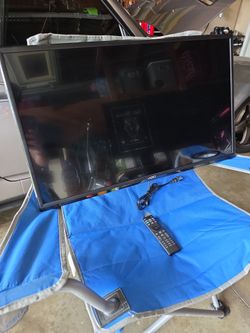 32 inch Vizio TV great condition no scratches with Remote