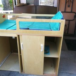 $40 Toddlers Bed/desk/rug All For$40