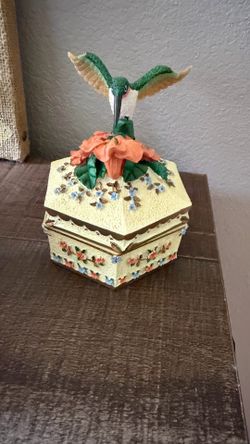 Hummingbird Music box