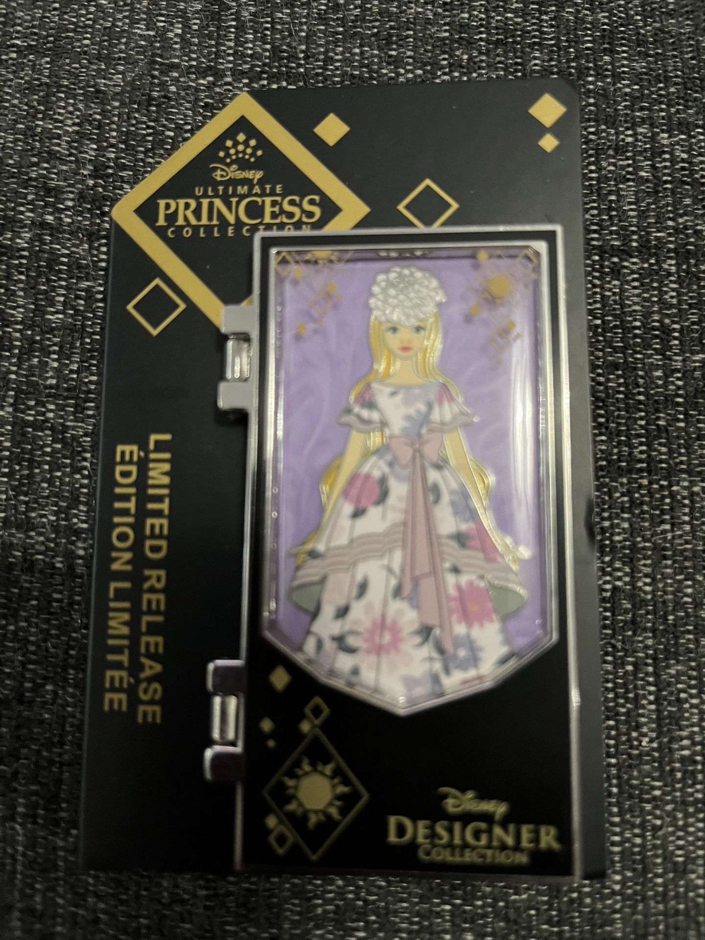 Disney Ultimate Princess Designer Collection Rapunzel Limited Release Pin. Size approximately 3 inches long and 1 3/4 wide. Brand new on original ca