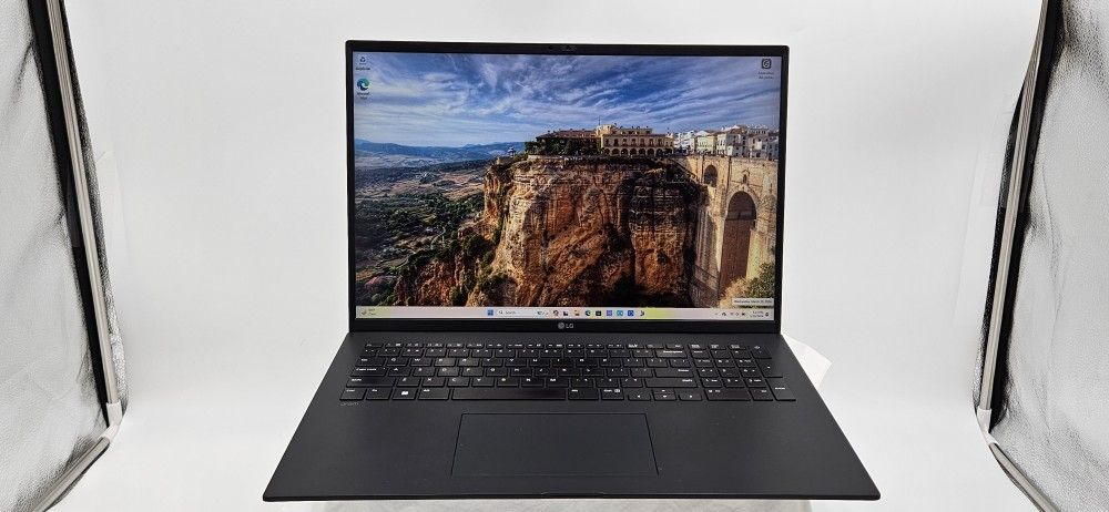 LG Gram 17" i7 Intel Evo .. 12th Generation Processor - 1 TB, 32 RAM, Windows 11