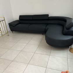 BLACK FRIDAY SALE!!!!! Black Sectional W/ ROUNDED CHAISE