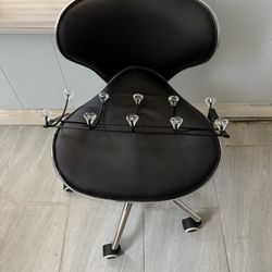 black vanity chair and hanger 