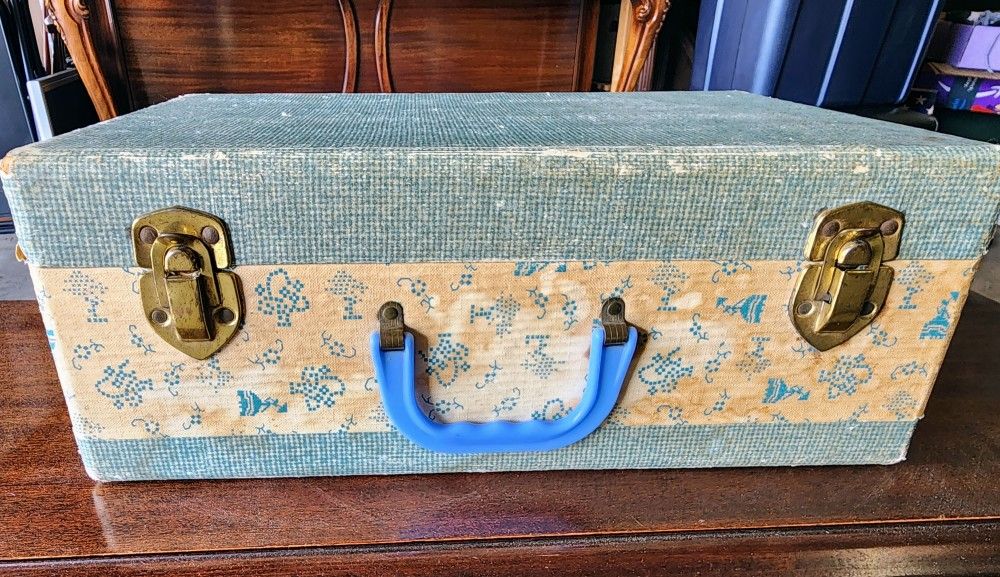 Blue Case - Blue Interior, Early Plastic Handle, Train/Travel/Doll Case - Vintage -Rare, Fabulous!