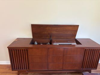 Vintage Fleetwood Walnut Stereo counsel