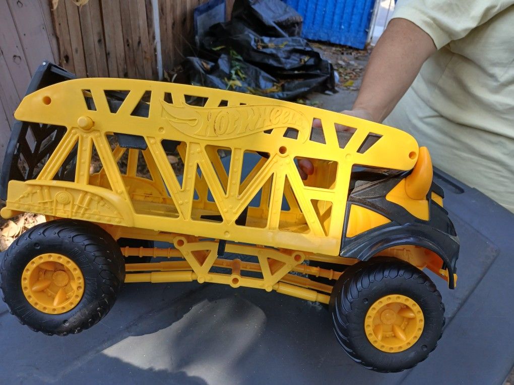 Hot Wheels Transporter /monster trucks