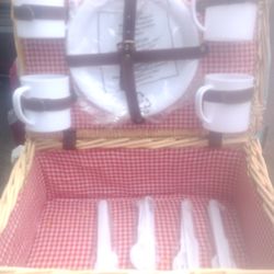 Traditional wicker Picnic basket