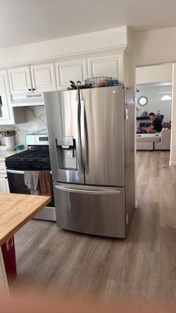 LG Refrigerator – Excellent Condition
