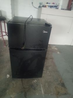Omidea mini fridge with separate freezer compartment
