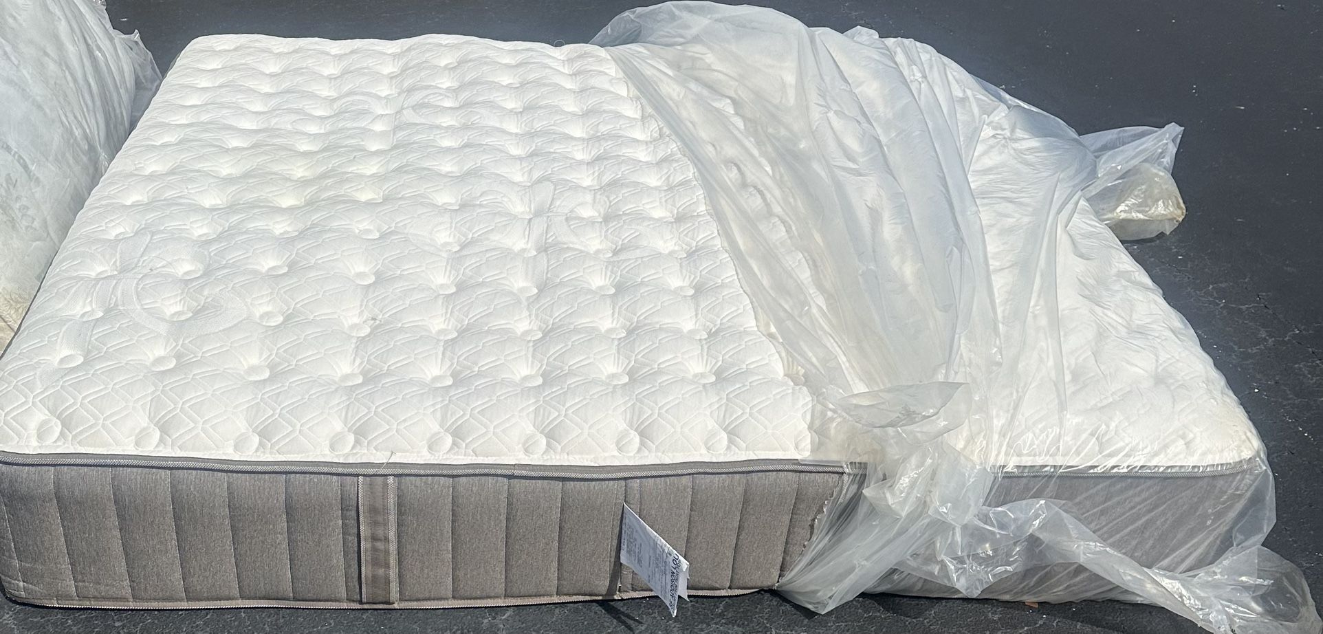 Stearns and foster king mattress and box spring for Sale in Plant City