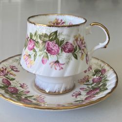 VNTG. ELIZABETHAN FINE BONE CHINA FOOTED TEACUP SAUCER FLORAL GOLD GILT ENGLAND