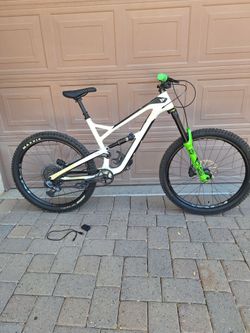 YT CAPRA INDUSTRIES CARBON 27.5 INCH SETUP TUBELESS SRAM AXS GX WIRELESS ( MEDIUM)