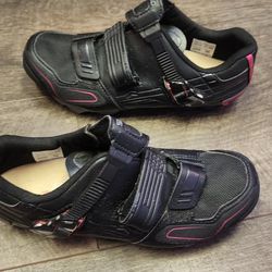 New No Tag Shimano Womens Cycling Shoes Size 40.  SHIPPING AVAILABLE 