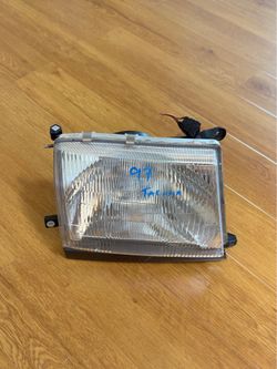 1997 Toyota Tacoma Passenger Side Headlight Assembly (RH) w/ Bulb