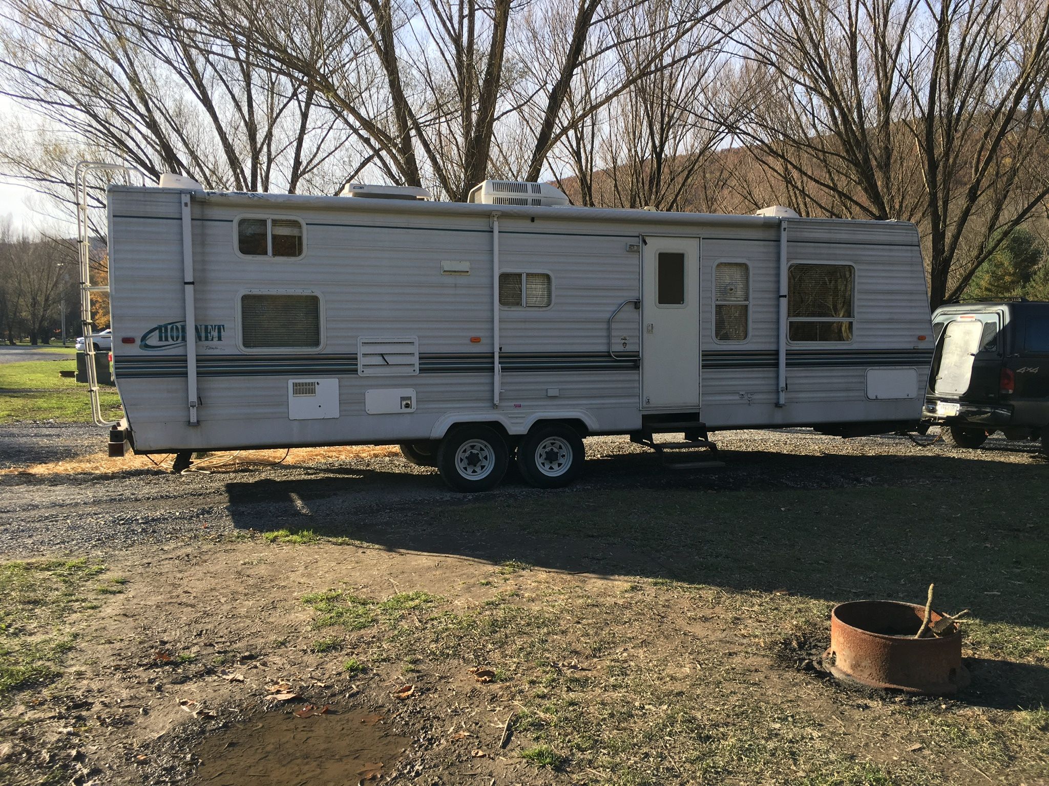 **PENDING** 2000 Damon Hornet 31F RV Travel Trailer