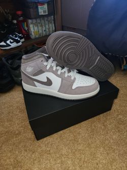 Jordan 1 mid olive grey