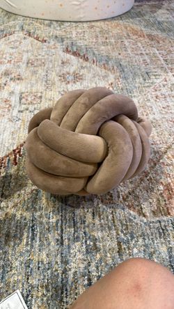 Knotted pillow