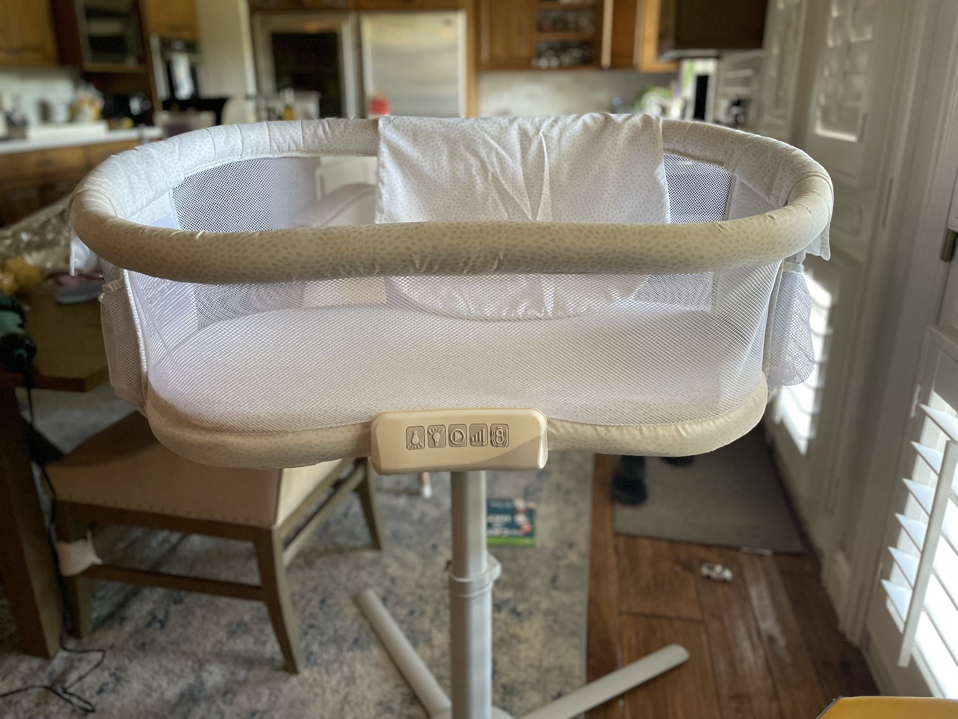 Halo BassiNest Soothing Swivel Sleeper With Spare Sheet