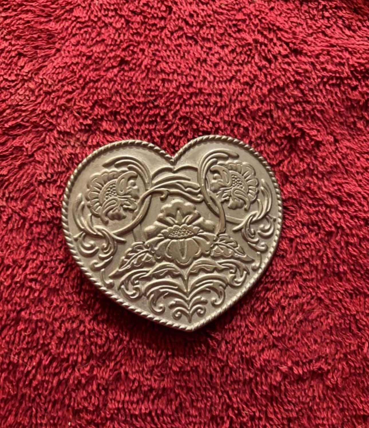 BUCKLE belt heart shaped metal floral fashion accessory collectible PREOWNED