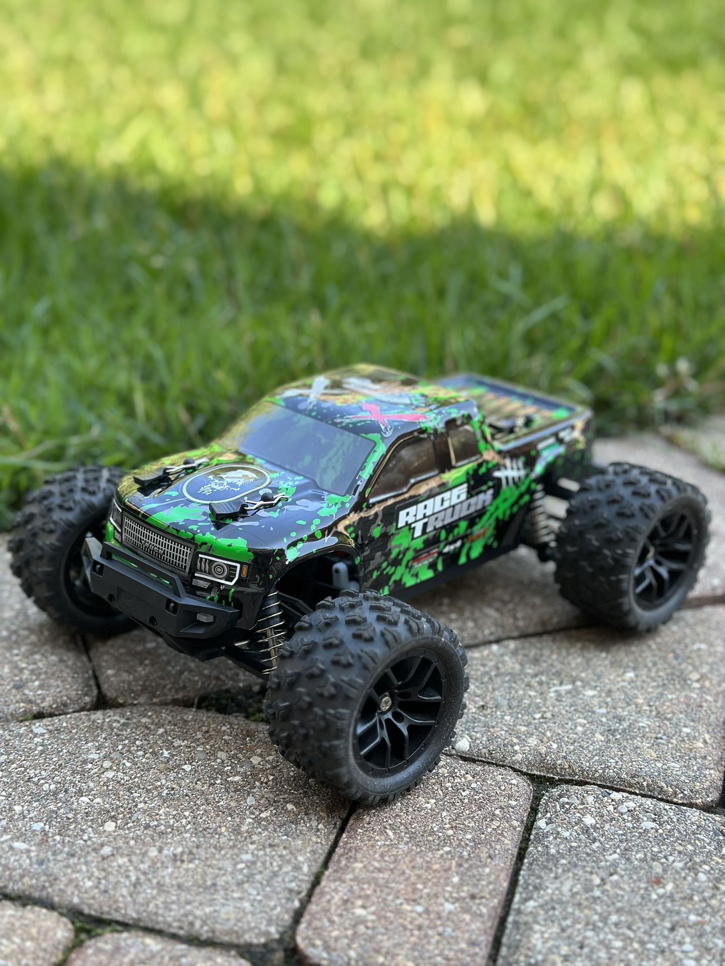 1:18 Scale RC Cars Haiboxing 18859e Monster Truck, 33 km/h High Speed Hobby Fast RC Cars for Kids and Adults Toy Gifts(used-good)