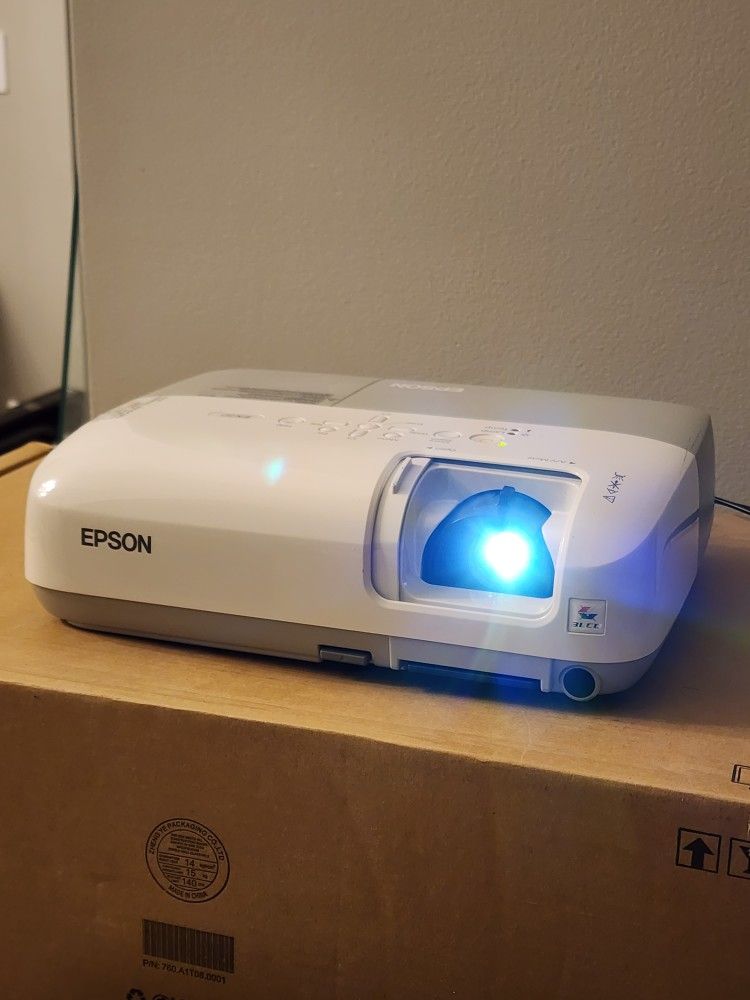 Epson Projector With Remote And Carry Bag. Brand New Lamp Replaced. 0 Hrs On Lamp.