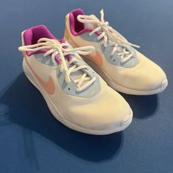 Women’s Nike Shoes 9