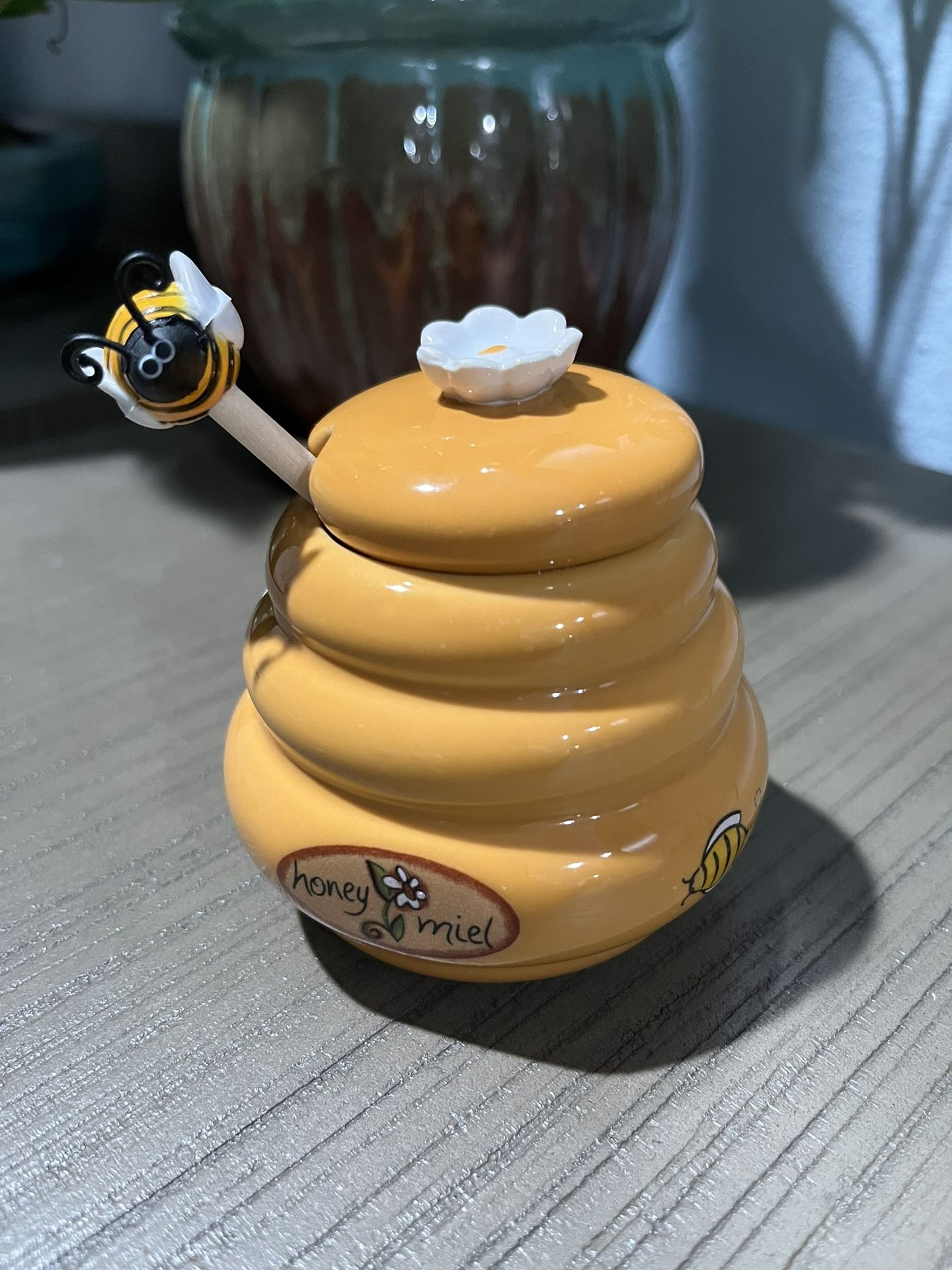 Honey Miel Mini Ceramic Beehive Jar Pot with Lid and Wood Bumble Bee Dipper