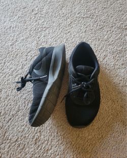 Kid tenis shoes sz 4