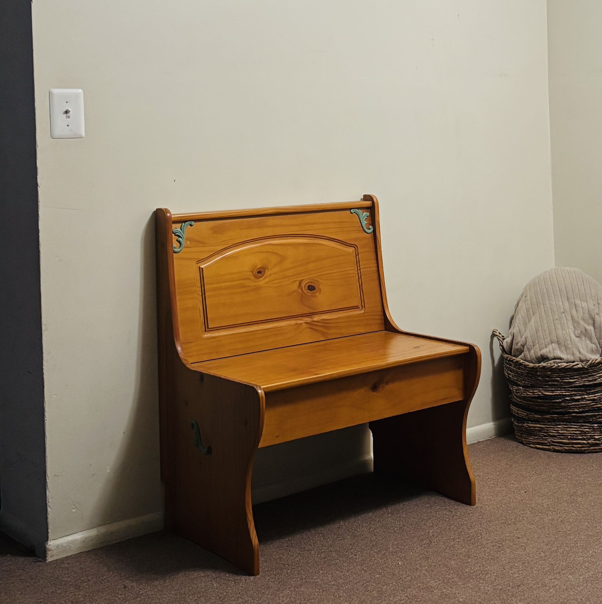Vintage-Style Solid Wood Storage Bench — Beautiful Detail & Hidden Storage