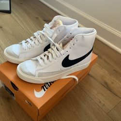 NEW Women’s Nike Blazer