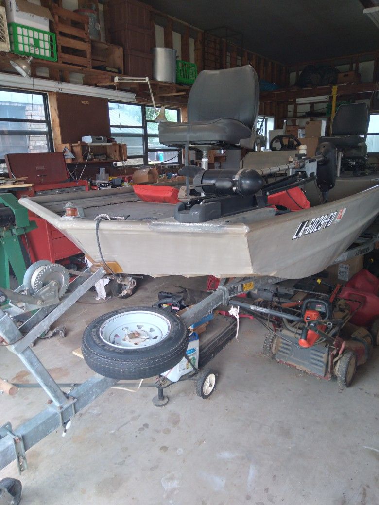 15' Alumacraft Boat with Steering Console, Nissan 25 HP Motor, Trolling Motor, and a SurerideTrailer