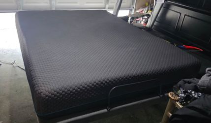 Queen Adjustable bed with mattress working great .... many features goes flat elevates headrest footrest and more/;cama queen con vase electrica adjus