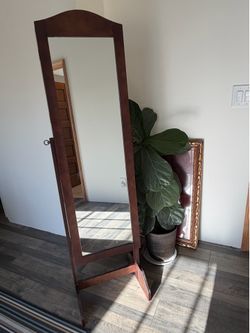Mirror jewelry cabinet