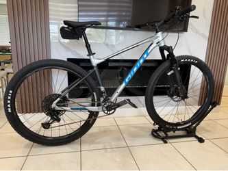 Title: Giant Fathom 29 2 - Size Large - Like New! 🚲✨Description:Selling my Giant Fathom 29 2 in excellent condition. This is a very light, fast, and 