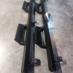 Toyota Tacoma 2022 Parts. ( SEAT COVERS, BED COVER, SIDE STEPS)