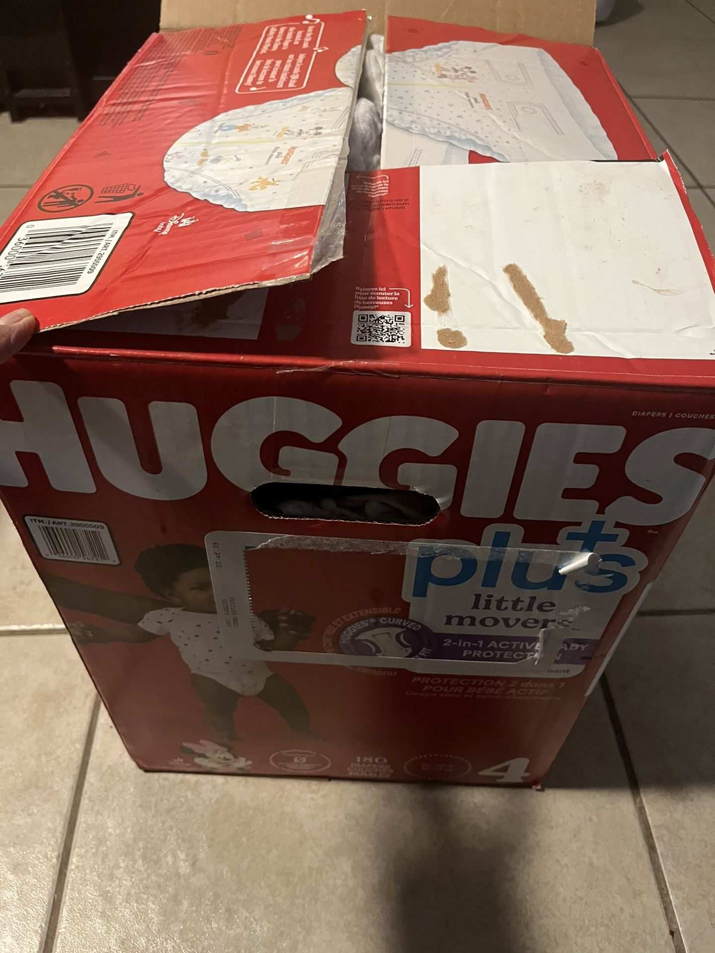 Caja Llena De Ropa De Niña