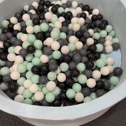 Toddlers Ball Pit & Balls