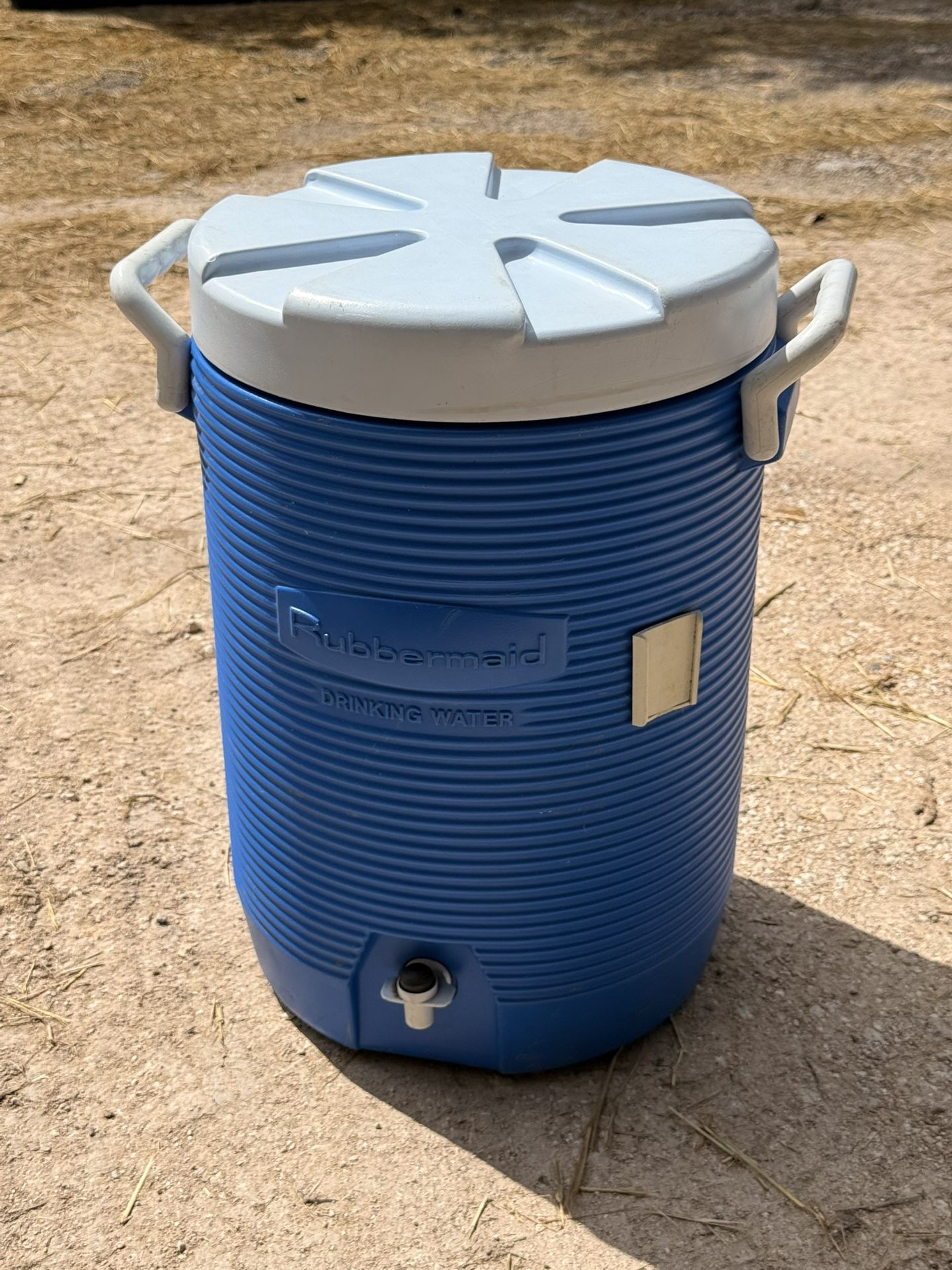 5 Gallons Rubbermaid Cooler