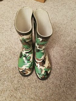 Youth rain boots Size 13