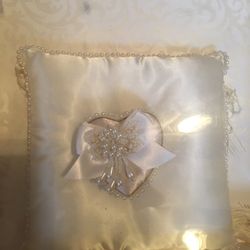 Brand New Beaitiful Wedding Ring 💍 pillow In Box!