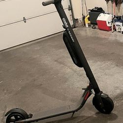 SEGWAY NINEBOT ES4 - WORKS GREAT, NEEDS CHARGER