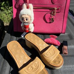 Tory Burch Tan Quilted Wedge Sandals – Size 5 