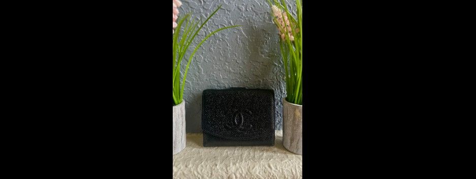 Caviar Bi-fold Wallet Leather Everything Compact