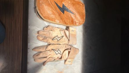 Bruce bolt gloves