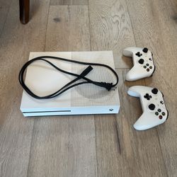 Xbox 1S + 2 controllers + power cable