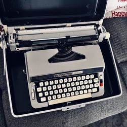 Vintage 1960’s Signature 513 Grey Typewriter with Portable Carrying Case